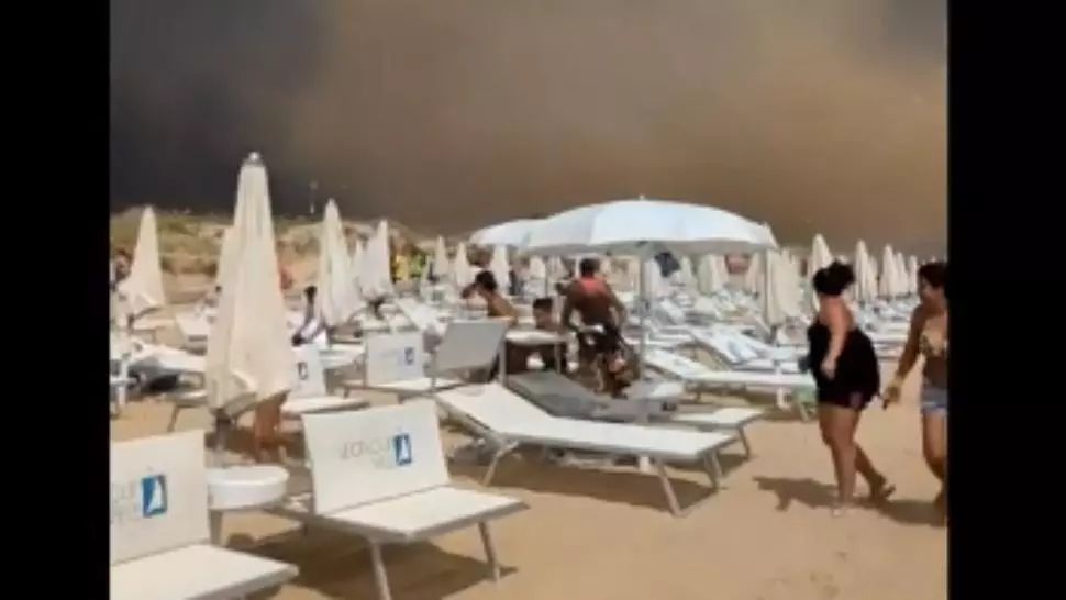 VIDEO Furtună puternică de nisip în Italia. Cinci turiști, răniți 