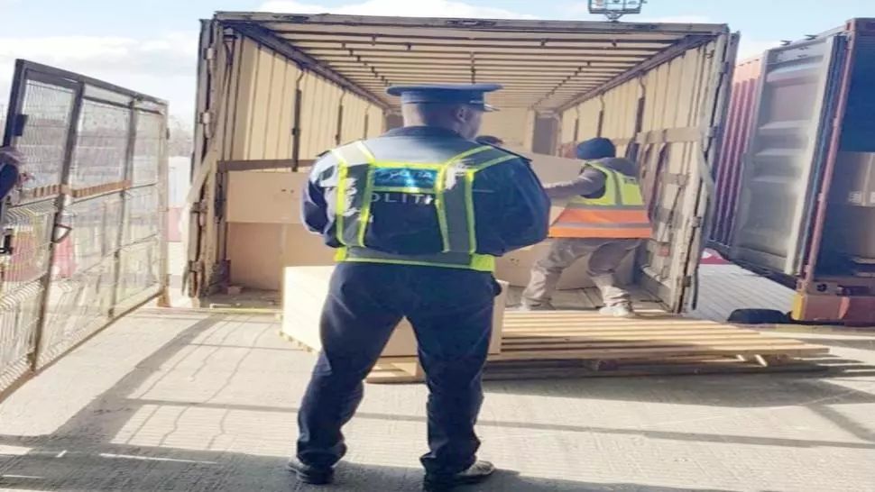 Sute de jucării contrafăcute în China, confiscate de polițiști în portul Constanța