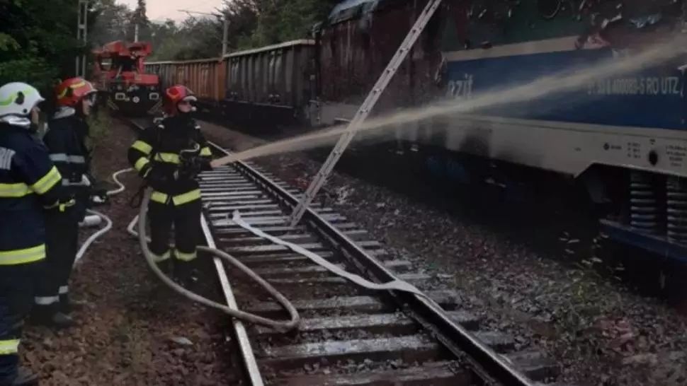 Momente de spaimă pentru călătorii unui tren de pe ruta București-Tg. Mureș. Locomotiva a luat foc