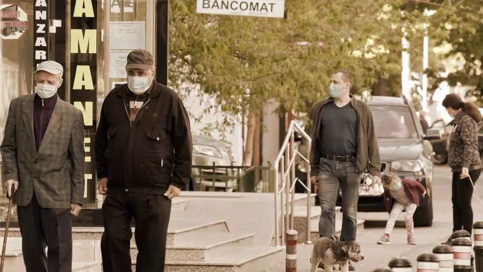 Masca devine obligatorie și în spațiile deschise din Sibiu, de luni