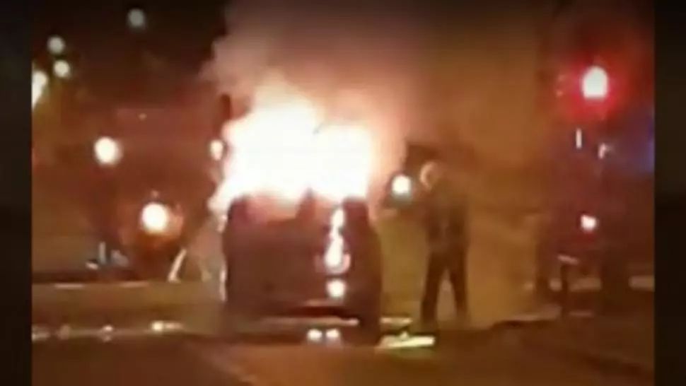 VIDEO O mașină s-a făcut scrum, pe o stradă din Brașov