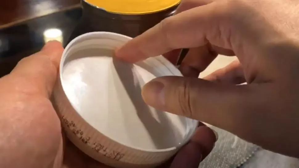 VIDEO – Ce este ascuns in capacul fiecarui borcan de Nutella – Putina lume stie asta