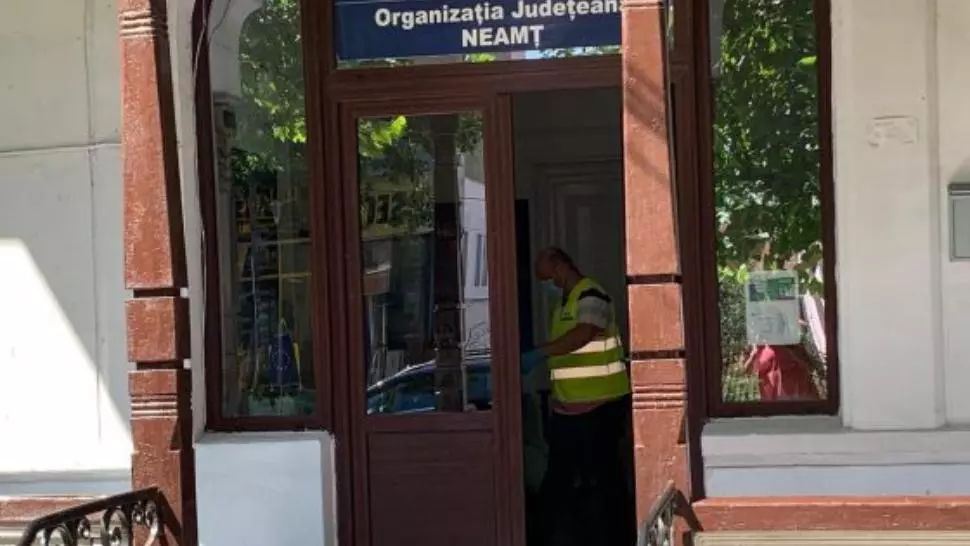 Sediul PNL Neamț, SPART și VANDALIZAT în prima zi de campanie electorală