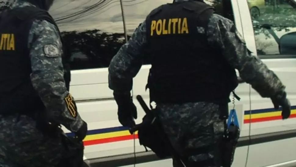 A "furat" o fată de 15 ani și a plecat, la propriu, cu ea în spate. Cum l-au prins polițiștii 