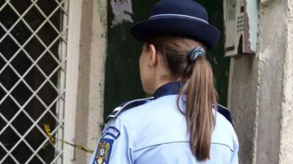 Polițistă anchetată, după ce a fost filmată în timp ce își bate copilul! Dialog halucinant cu tatăl micuței