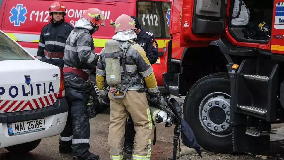 VIDEO Incendiu de proporții, în Capitală. Două case, mistuite de foc. Un bloc întreg, evacuat