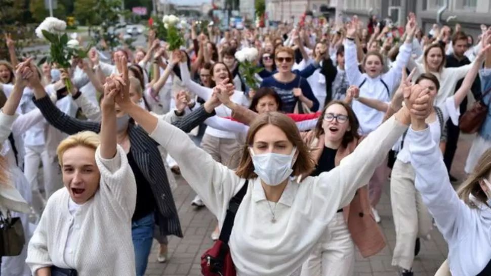 VIDEO Femeile din Belarus, marș cu flori și baloane pe stradă. Cordoanele de polițiști, rupte de protestatare