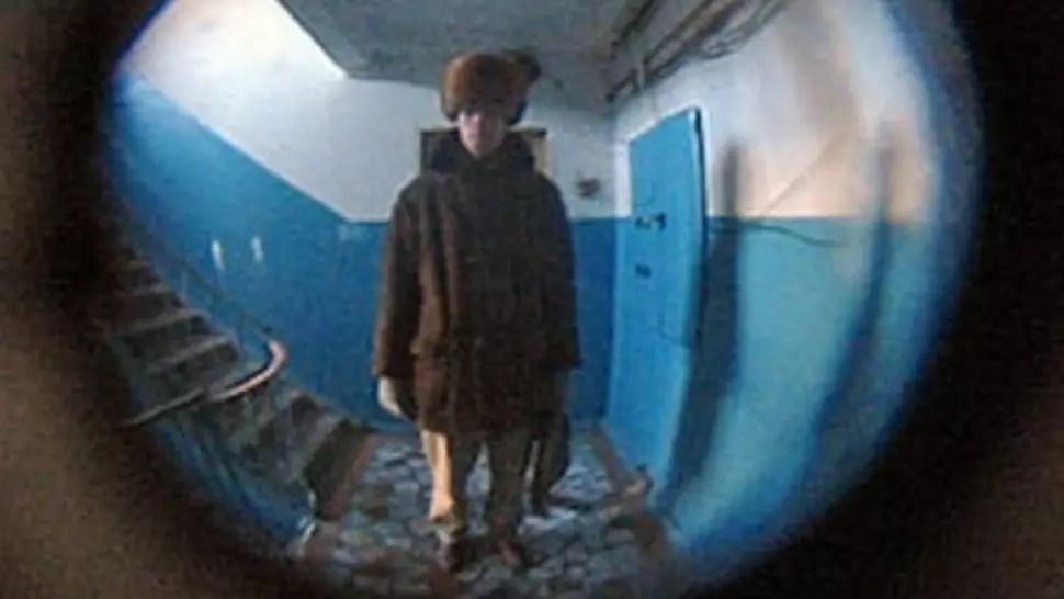 Bătrânul a sunat la uşă, i-a dat o scrisoare şi s-a făcut nevăzut. Când a deschis-o, s-a prăbuşit. Ce scria