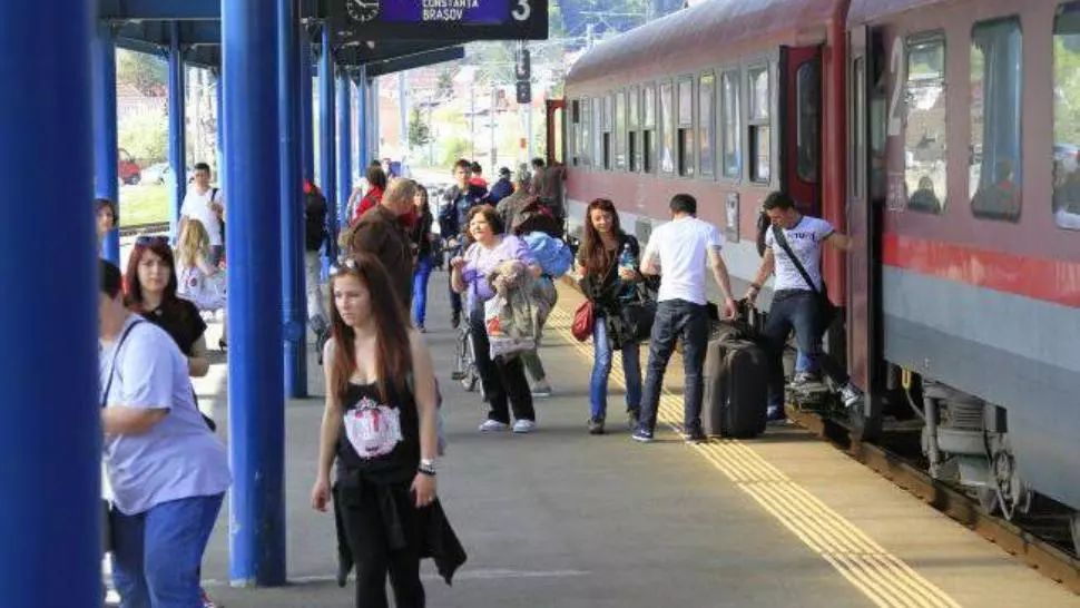 Elevii vor putea face din nou naveta la școală din 14 septembrie. LISTA cu 98 de trenuri reintroduse de CFR Călători