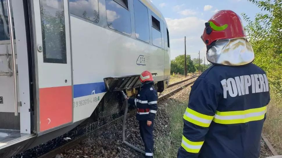FOTO-VIDEO Un tren a luat foc într-o gară din județul Olt! 40 de călători au fost evacuați