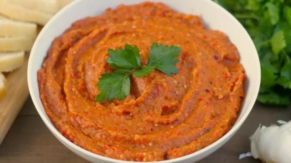 Cum să faci cea mai bună zacuscă. Ingredientul care face toată diferența