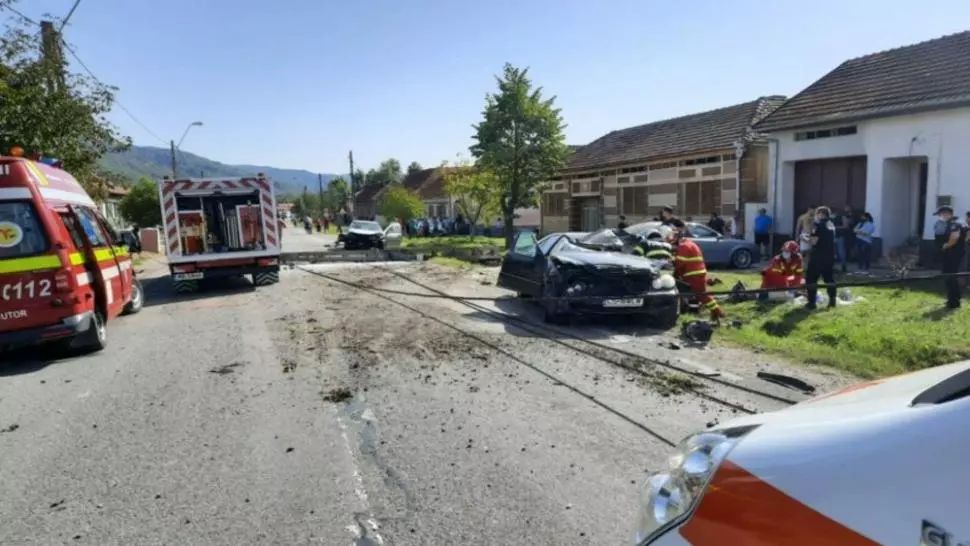Accident cumplit, în jud. Caraș Severin: doi tineri au murit striviți de un stâlp 