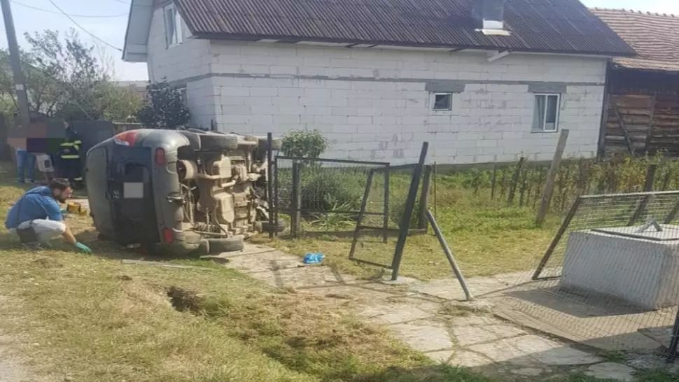 Accident teribil în Bistrița-Năsăud: Trei persoane, printre care și un bebeluș de 9 luni, lovite de o mașină, pe trotuar