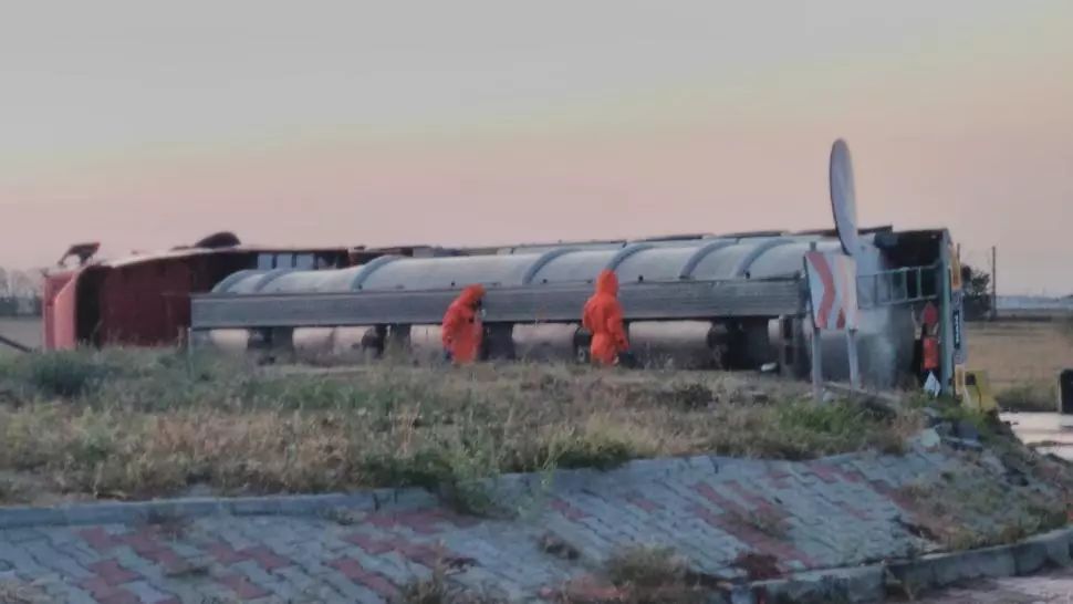 Cisternă cu zeci de tone de diluant, răsturnată într-un sens giratoriu. Risc ridicat de EXPLOZIE