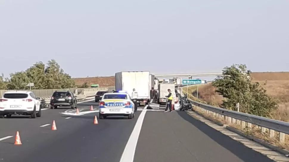  Trafic restircționat pe A1 după ce o remorcă s-a răsturnat din cauza vântului puternic