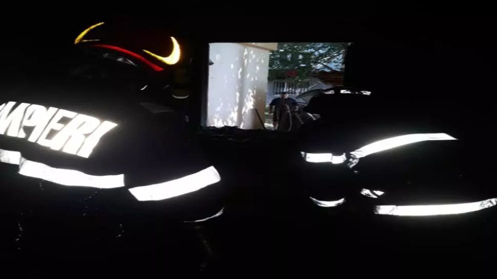 Neamț: Incendiu pornit de la o candelă! Mai multe persoane au ajuns la spital