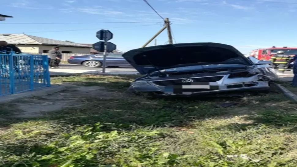  FOTO/ O femeie a rămas încarcerată în urma unui accident rutier petrecut în județul Neamț