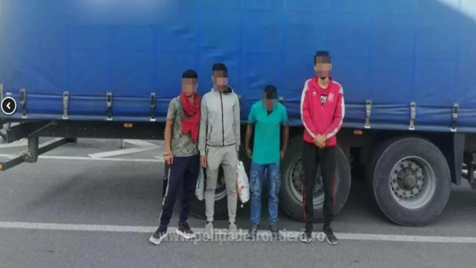 Peste 40 de migranți, ascunși în TIR-uri și remorci, descoperiți la graniță în doar 24 de ore