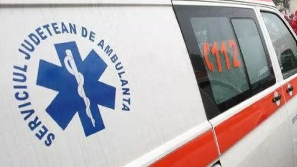 Ambulanță care transporta un suspect de Covid, implicată într-un accident în Năsăud