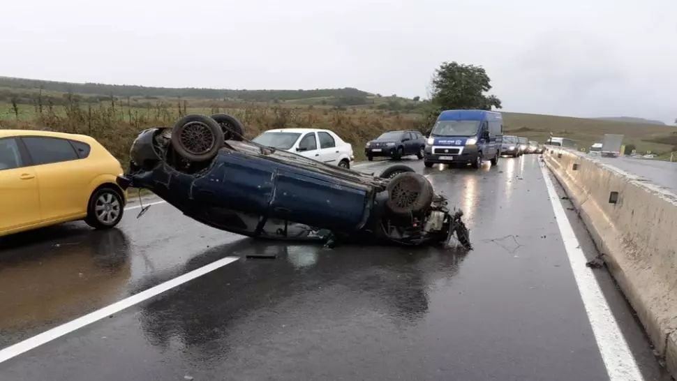 FOTO | Accident teribil în apropiere de Vâlcele! Un șofer s-a răsturnat cu mașina