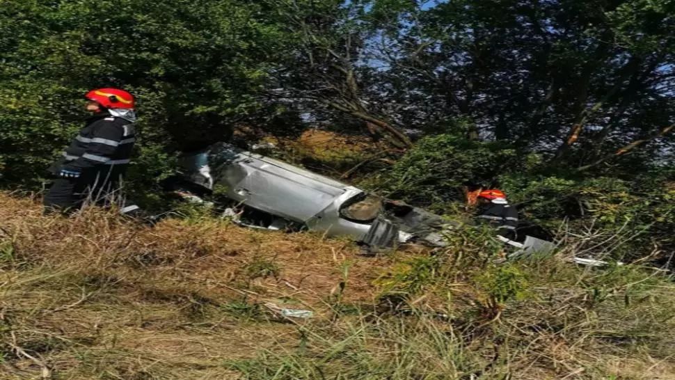 FOTO Accident grav pe A1. O tânără, găsită inconștientă la 15 metri de mașină