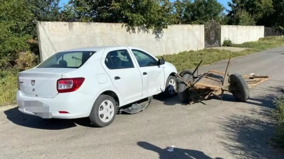 Accident grav în Ialomița. O mașină a izbit din plin o căruță
