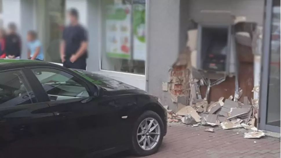 Accident cumplit în Piatra Neamț. Un tânăr a fost strivit de o mașină, în fața unui bancomat