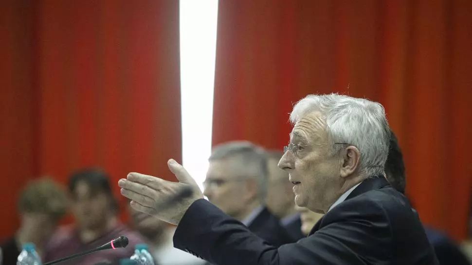 Începe procesul lui Mugur Isărescu. Guvernatorul BNR, acuzat că a colaborat cu Securitatea 