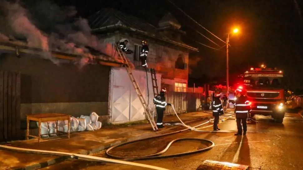 FOTO Tânăr mort într-un incendiu din sectorul 5 al capitalei