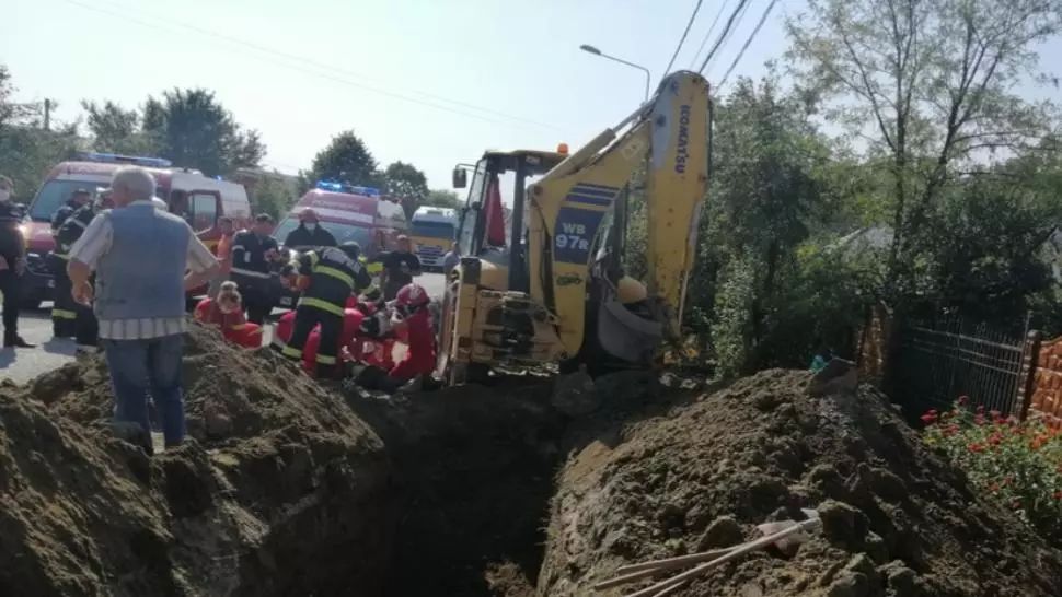 Operațiune de salvare în Dolj. Un muncitor, prins sub un mal de pământ