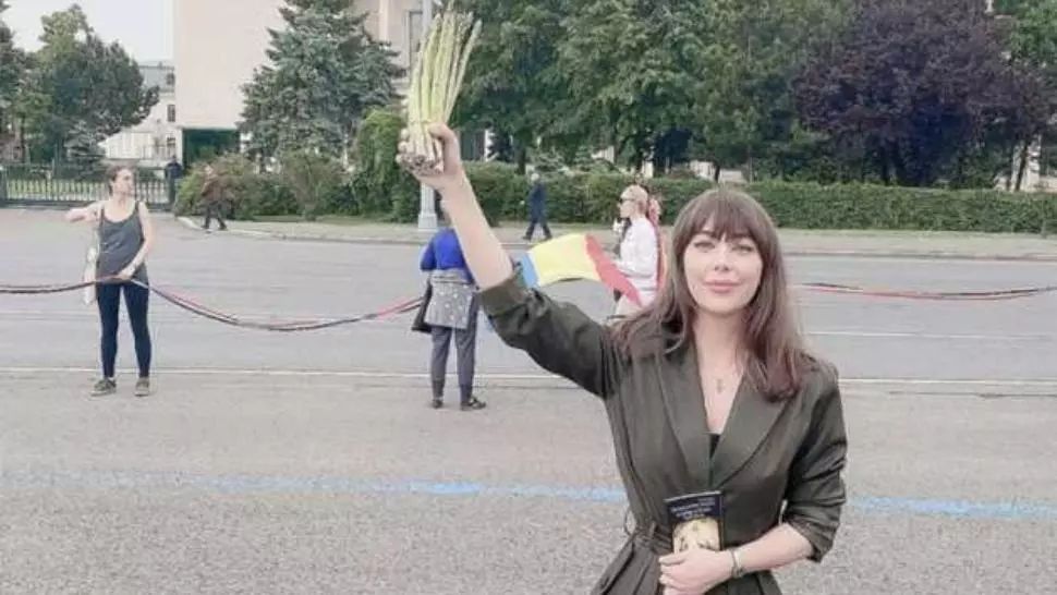 VIDEO Clotilde Armand, ironizată de Oana Lovin: Cu bilețele scrise de alții?