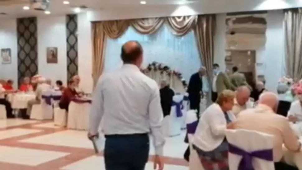 VIDEO Petrecere ilegală în Roman. Zeci de pensionari prezenți