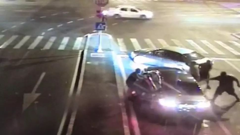 VIDEO Reglare de conturi cu bâte în trafic, la Timișoara