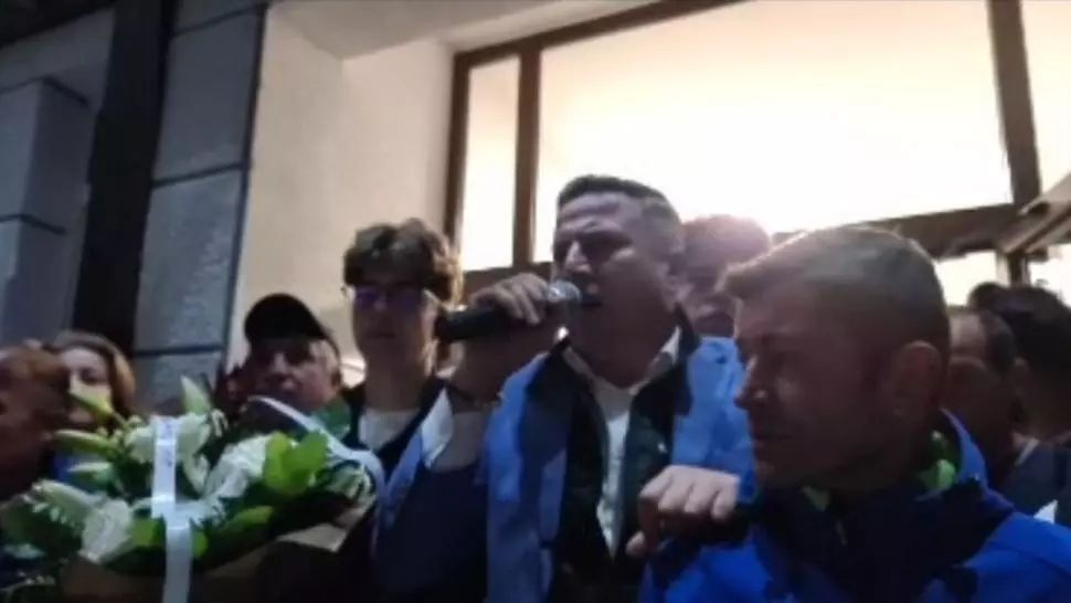 VIDEO Primarul din Sângeorz-Băi, care și-a umilit fiica, a câștigat un nou mandat. Sute de oameni l-au aplaudat în stradă