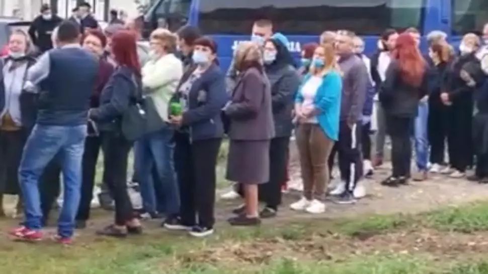 VIDEO Bătaie între două femei în fața unei secții de votare din Caraș Severin