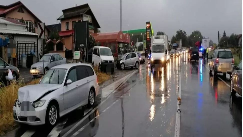 FOTO/ Accident cu patru mașini în județul Ialomița. O persoană transportată la spital