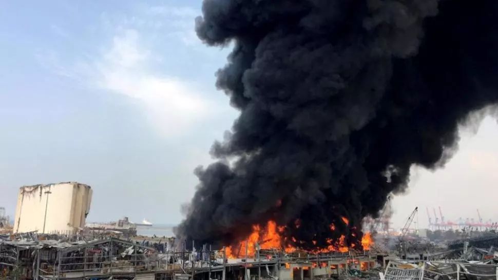 O NOUĂ explozie în zona portului din Beirut! Pompierii se luptă cu flăcările și norul gros de fum