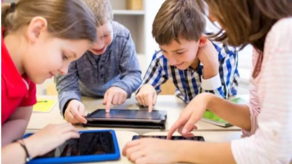 Scandalul tabletelor pentru elevi continuă: Anisie nu ia în calcul demisia și cere "capul" șefului ONAC