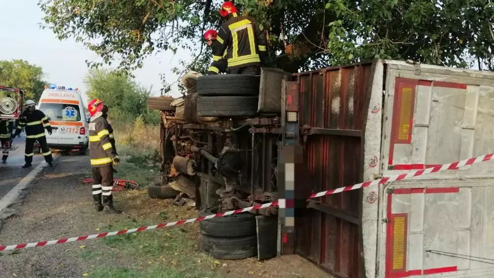 Teleorman: Un autocamion a intrat într-un copac de pe marginea drumului. Şoferul şi pasagerul au decedat