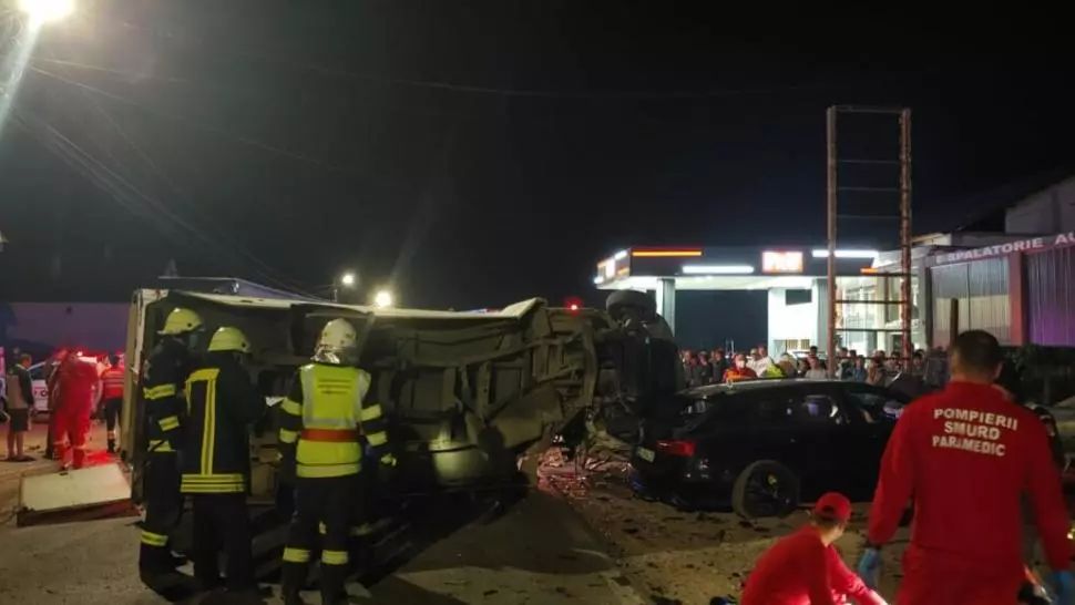 Accident grav, la ieșire din orașul Năsăud: doi morți și un rănit, după un impact nimicitor în parcarea unui restaurant