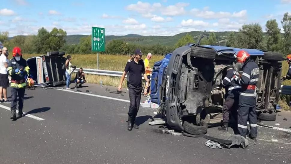 Accident teribil pe A1, un microbuz cu 7 persoane s-a răsturnat. O femeie însărcinată a decedat