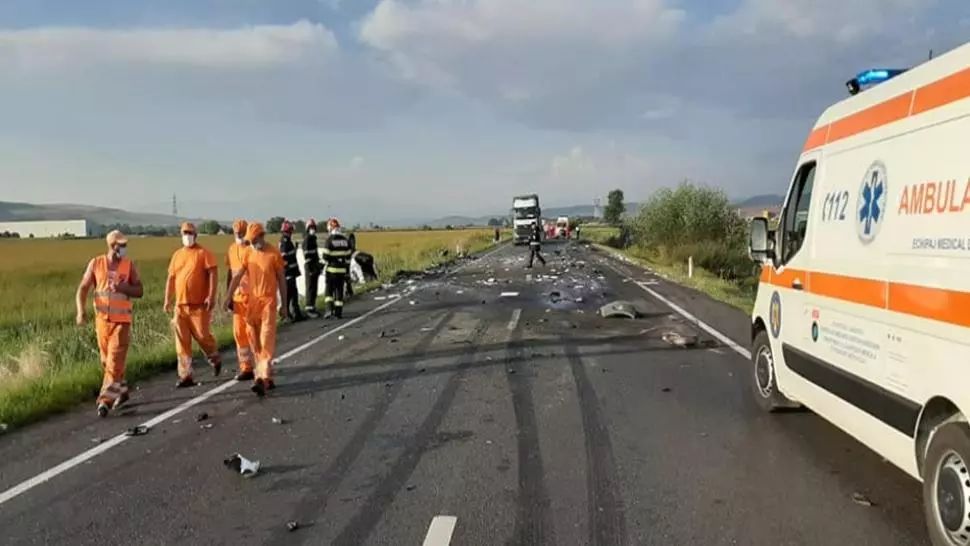 Fetiță de șase ani RĂNITĂ după ciocnirea puternică a două mașini pe un drum județean din Covasna