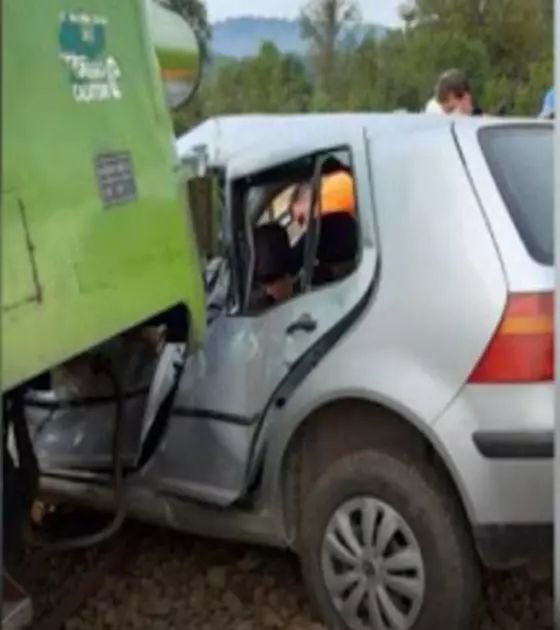 FOTO Sfârșit tragic pentru un șofer de 70 de ani. A decedat după ce mașina i-a fost lovită de tren