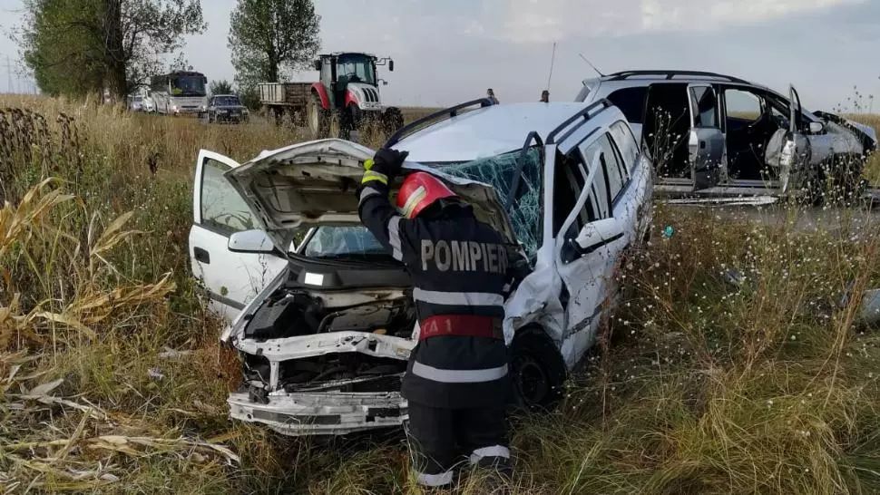 Accident rutier în Teleorman: două mașini s-au făcut praf. Trei persoane au ajuns la spital FOTO