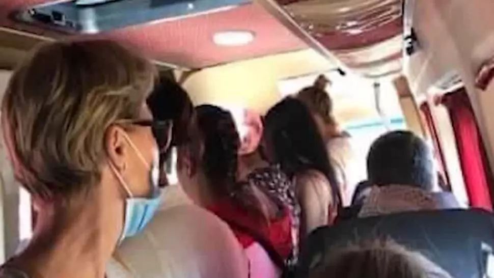 VIDEO Transportul în comun, pericol major de contaminare. Pasageri îngrămădiți și fără măști