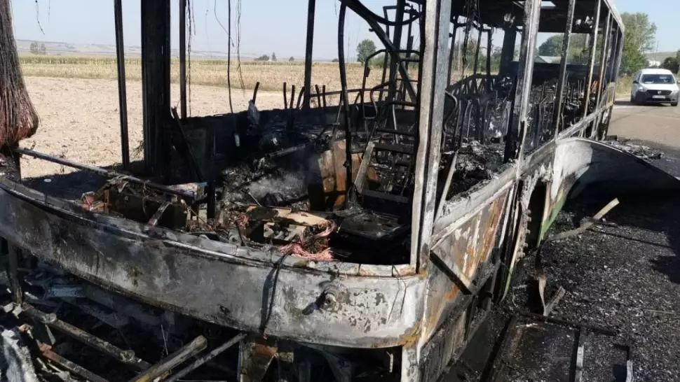 Panică în jud. Suceava, după ce un autobuz a lust foc în mers 
