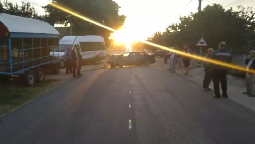 O maşină a intrat frontal într-un microbuz de persoane, în județul Dolj. Cinci persoane, rănite