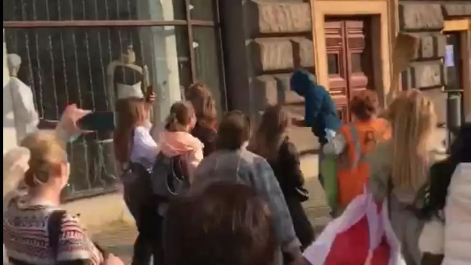 VIDEO VIRAL Un reprezentant al forțelor de ordine din Belarus, bătut cu mătura de femei