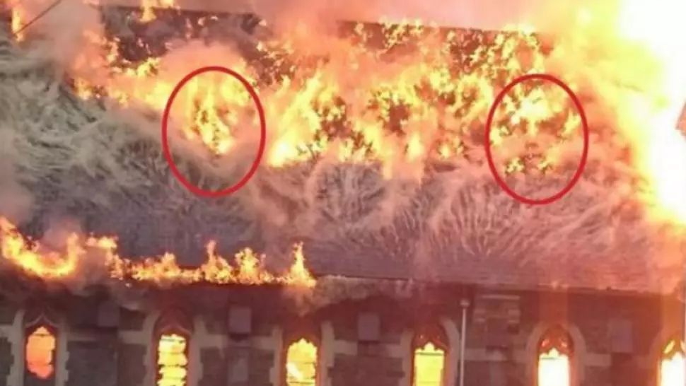 Fotografiile terifiante care au încins internetul. Ce au văzut în flăcările care au cuprins biserica