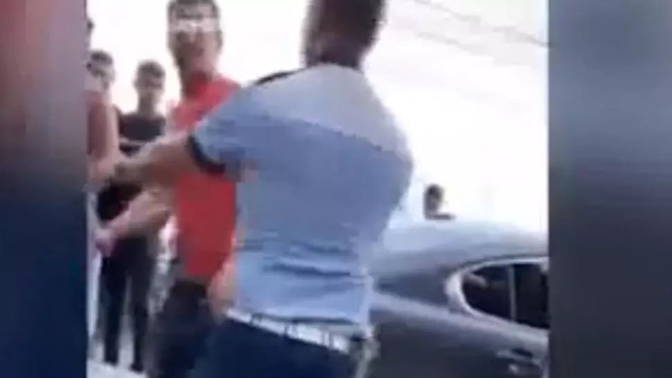 VIDEO Braconierii de lemn nu mai au frică de nimeni. Au atacat un activist de mediu, dar și un polițist